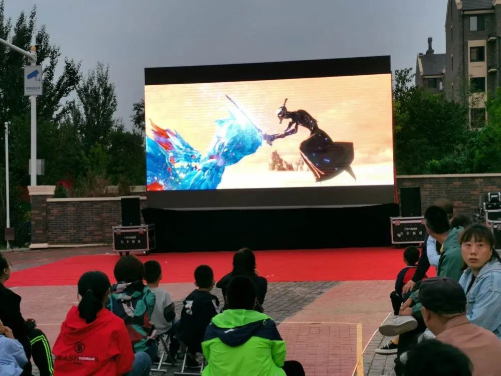 新湖社区携五矿地产营口公司营销部、五矿物业营口公司开展“五矿‘铂海之夜’露天电影节