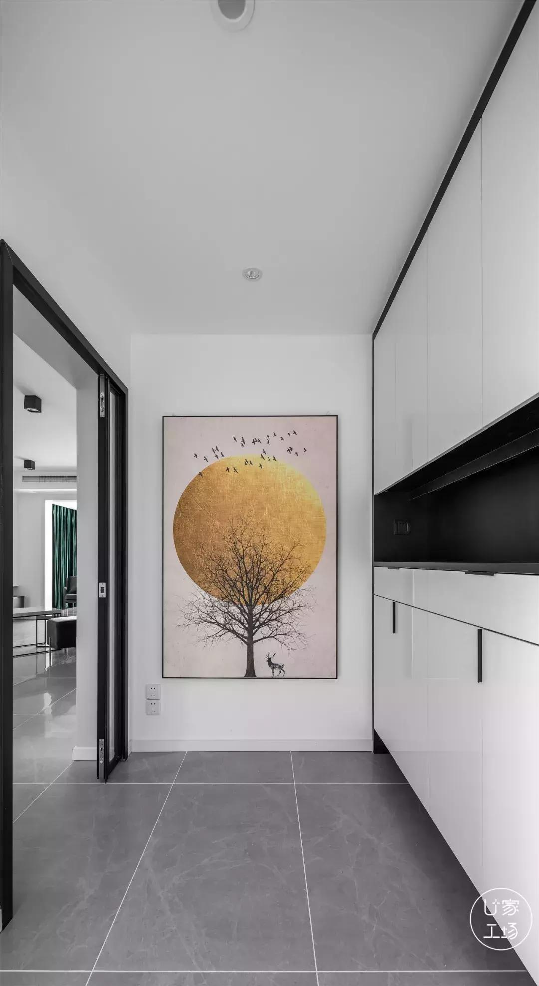 这种黑框玻璃门简直和小户型绝配,一切小黑屋都能被玻璃砖治愈