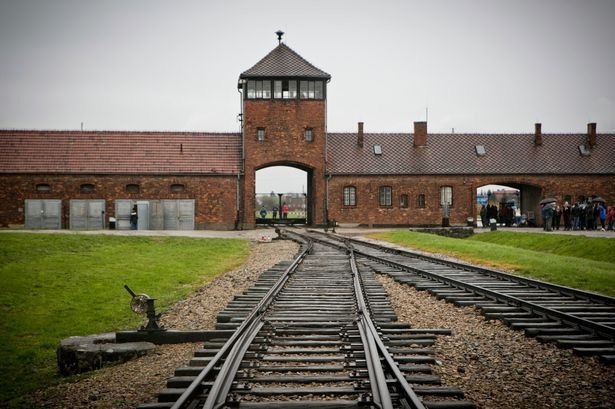 性侵虐待、强摘女性子宫！美政府被曝惊天丑闻，这是在种族清洗？