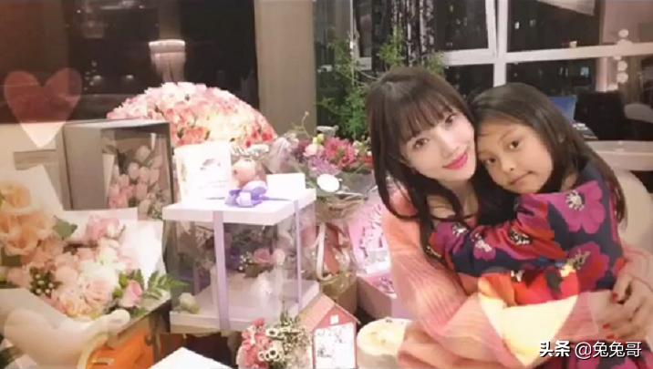 李小璐为好友庆生,李小璐甜蜜生日