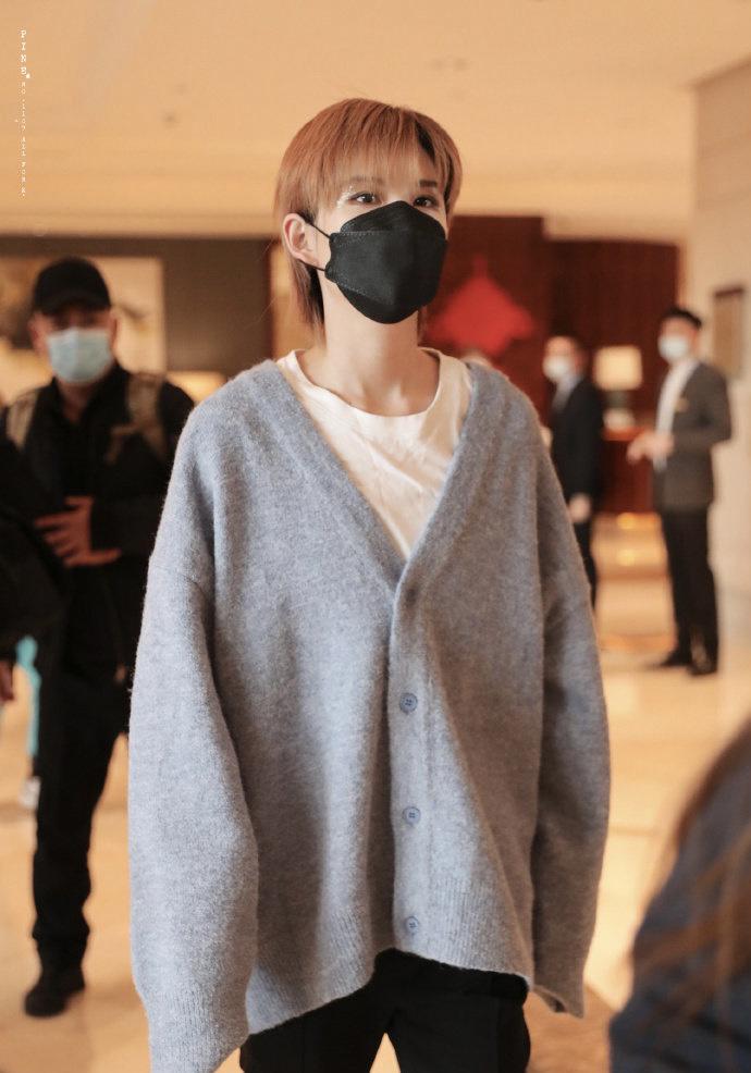 陆柯燃机场蓝衣服,陆柯燃中性礼服