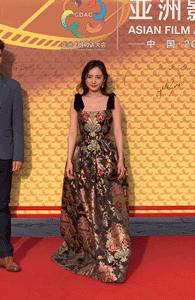 裙子平底鞋,搭黑色平底鞋的裙子怎么搭配