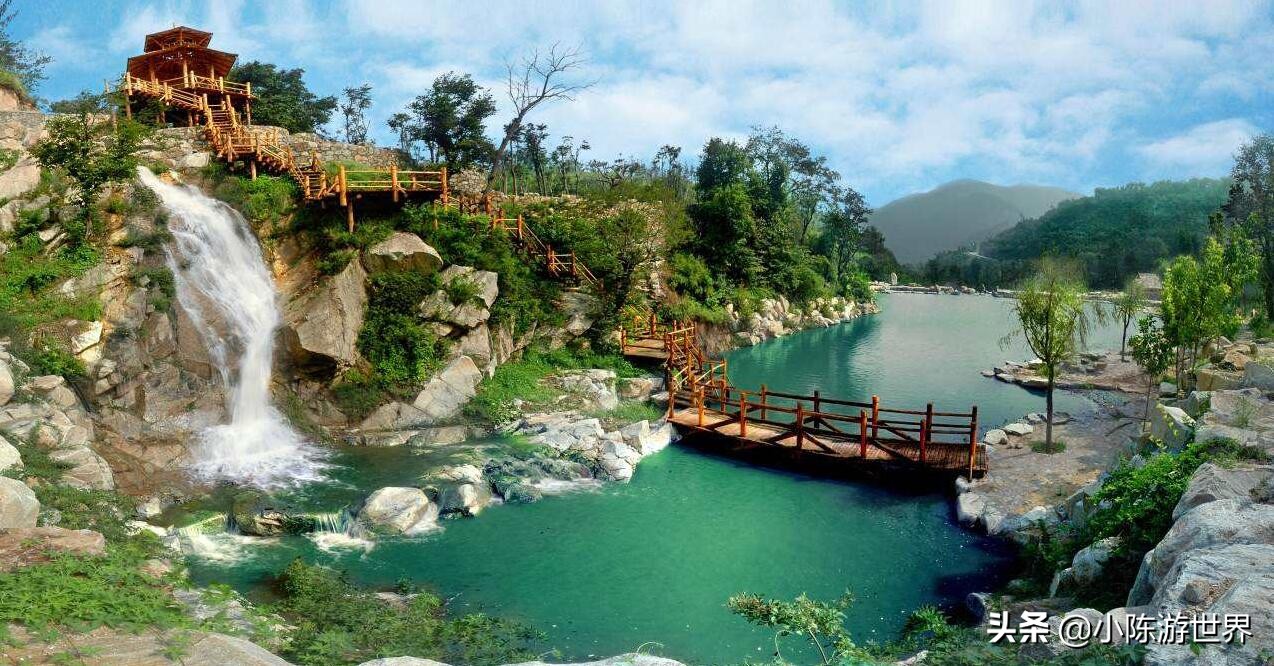 挖机大妈向趵突泉吐水,大妈向趵突泉吐水西安游客