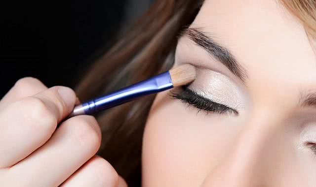 什么眼影好上妆不晕妆不掉粉,眼影盘不晕染不掉色日常妆容