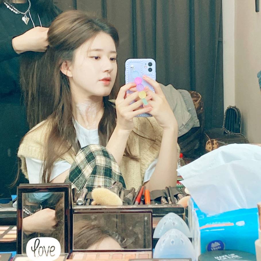 白鹿的冬季穿搭走的“乖乖女”路线，卡其色棉袄配紧身裤，很耐看