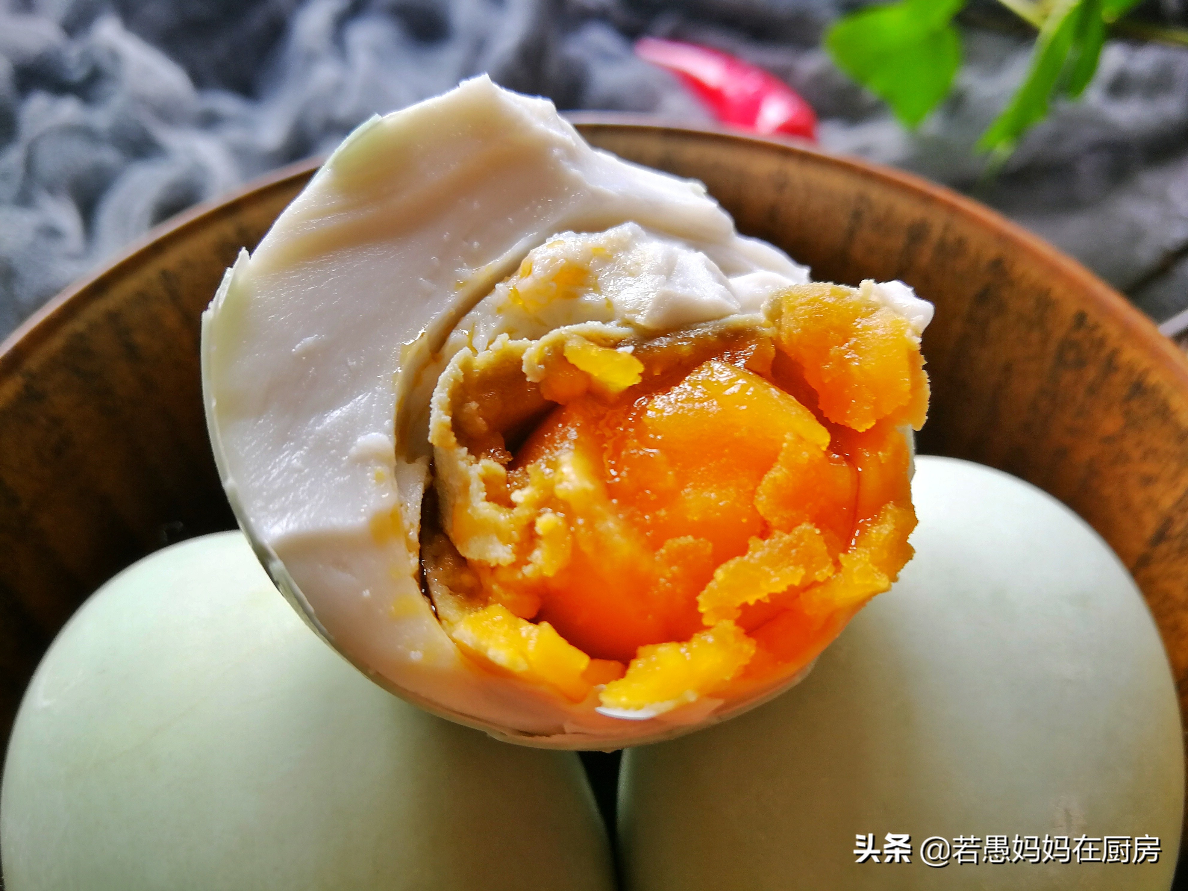 怎样腌咸鸭蛋好吃又冒油,怎么腌制咸鸭蛋好吃又流油