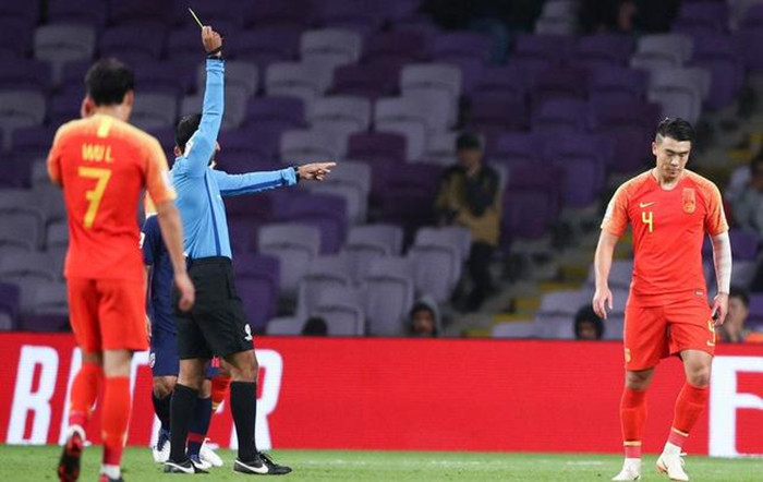 伊朗球员打人，韩国球员骂裁判都没事！中国球员却因犯规遭到罚款