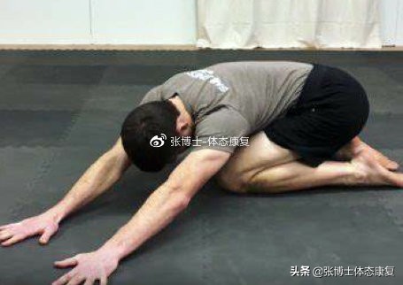 矫正骨盆倾斜伸展腰方肌,体态弯曲骨盆前倾怎么办