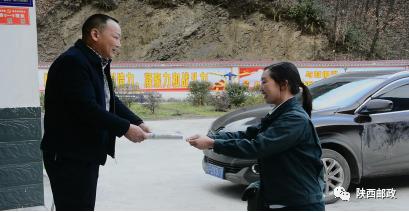 映日荷花别样红,映日牡丹别样红