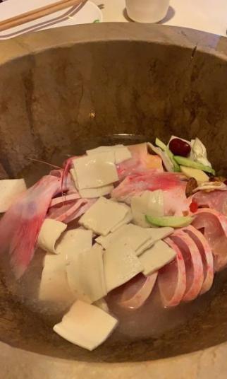 云南特色的蒸汽石锅鱼味道真不错,好吃的云南蒸汽石锅鱼