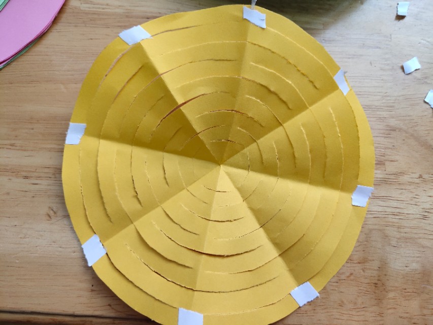 手工拉花装饰幼儿园教室,新年环创手工拉花