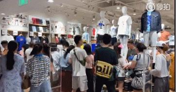 昨天,大型“丧尸”电影,在优衣库真实上演