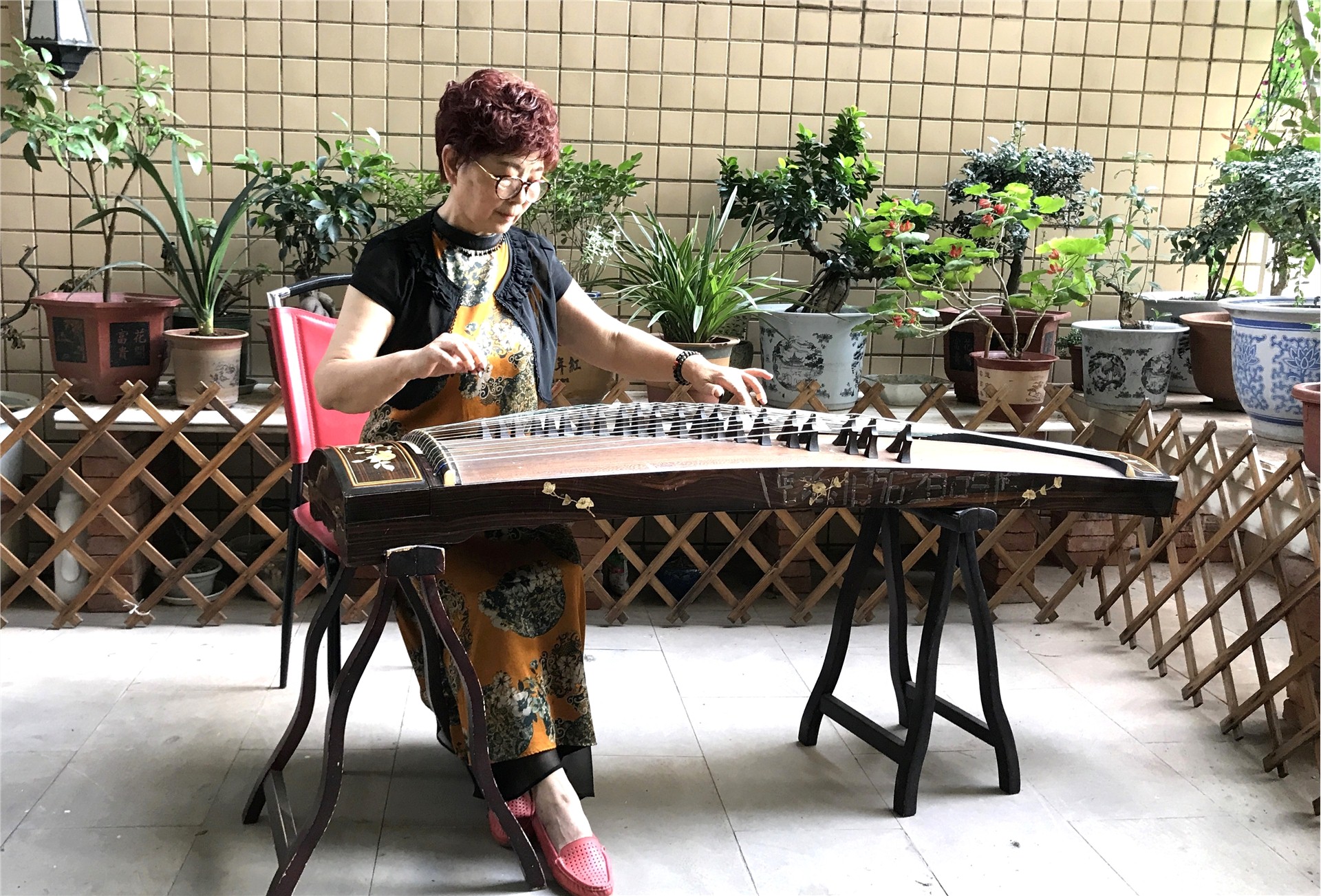 七旬奶奶弹奏钢琴视频,古筝老师老奶奶