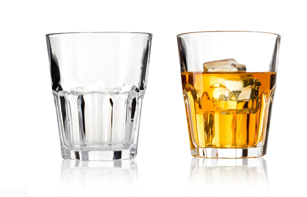 胳膊出现针尖样小红点是怎么回事,肝脏出现问题胳膊长小红点