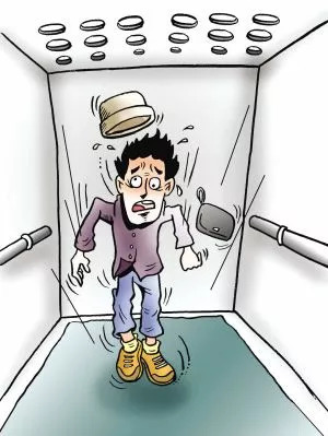 电梯35层下坠女子教科书式自救,电梯坠落跳一下能活命吗