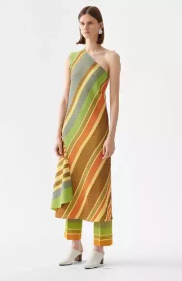 售卖假冒名牌服装一万元,卖了价值280元假冒品牌产品