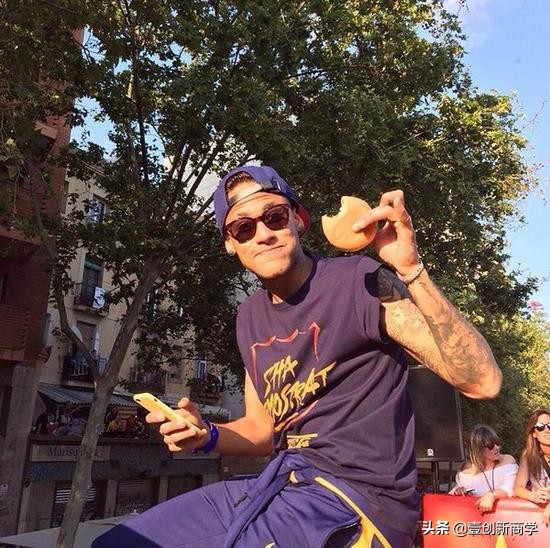 手机8年不换，却买天价手办，你给名人“节俭”交了多少智商税？