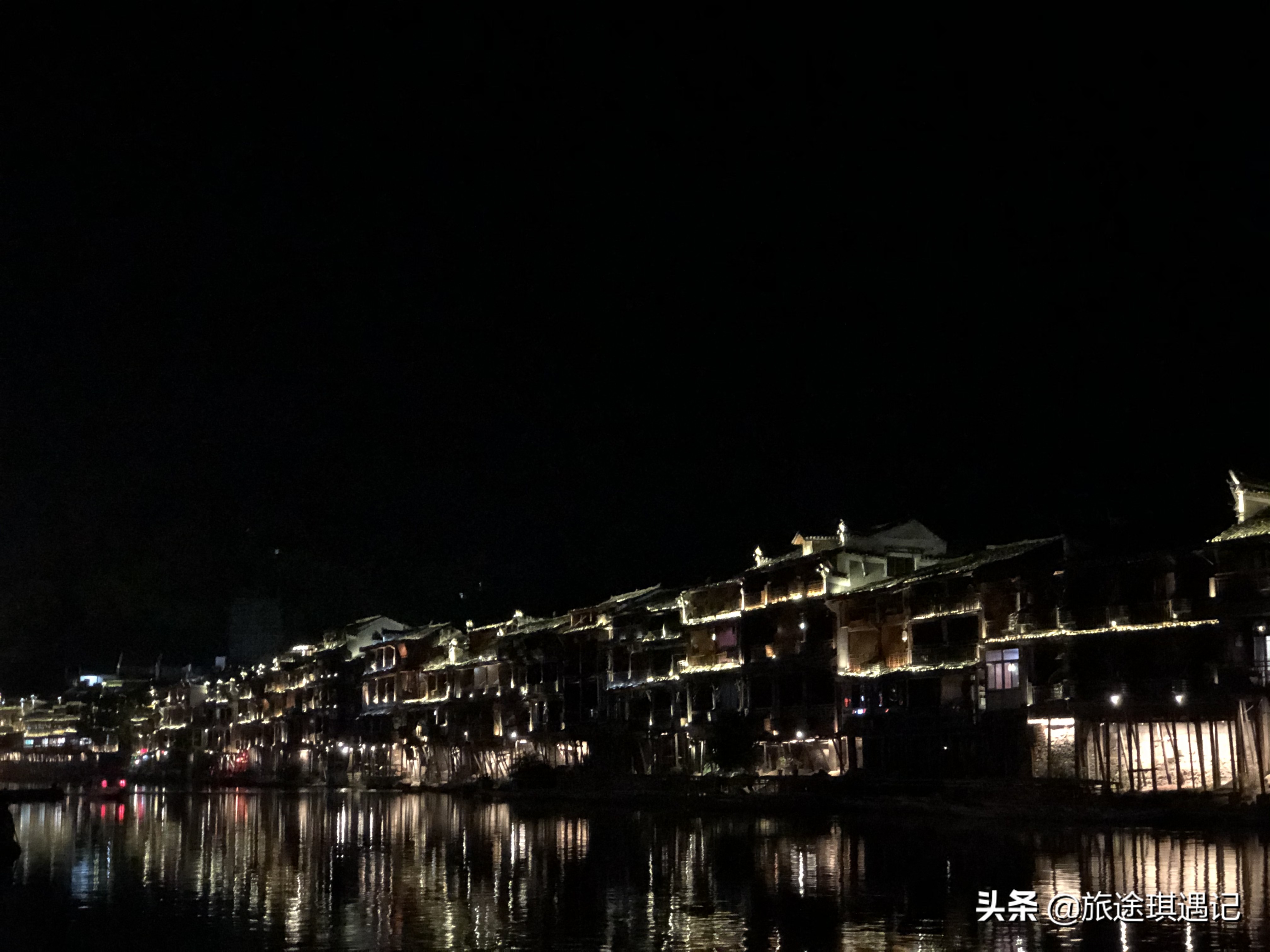 漫步在雨中的凤凰古城,凤凰镇古镇夜景
