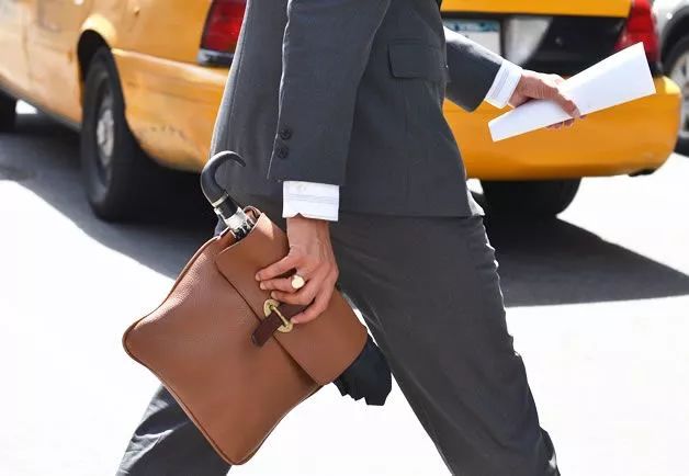 中国男人挎包,男人夹包过时了吗