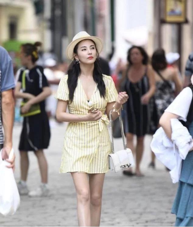 关晓彤马思纯蒋欣张雨绮礼服,张雨绮和蒋欣肩膀宽