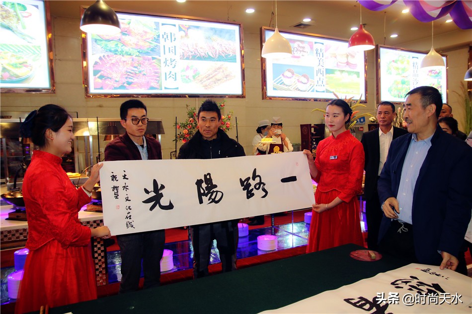 天水“轮胎哥”出发*藏西**，金龙大酒店携媒体、粉丝送上祝愿