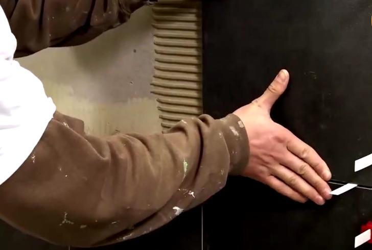 德国人贴瓷砖用瓷砖胶，中国师傅多数用水泥砂浆，到底哪种更好？