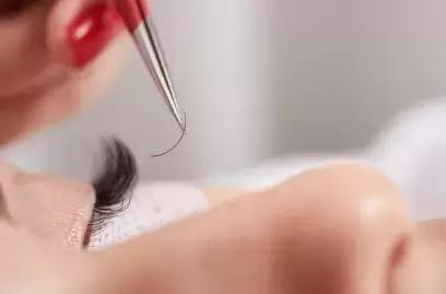 要不要贴下睫毛,嫁接睫毛的原来的睫毛受损严重