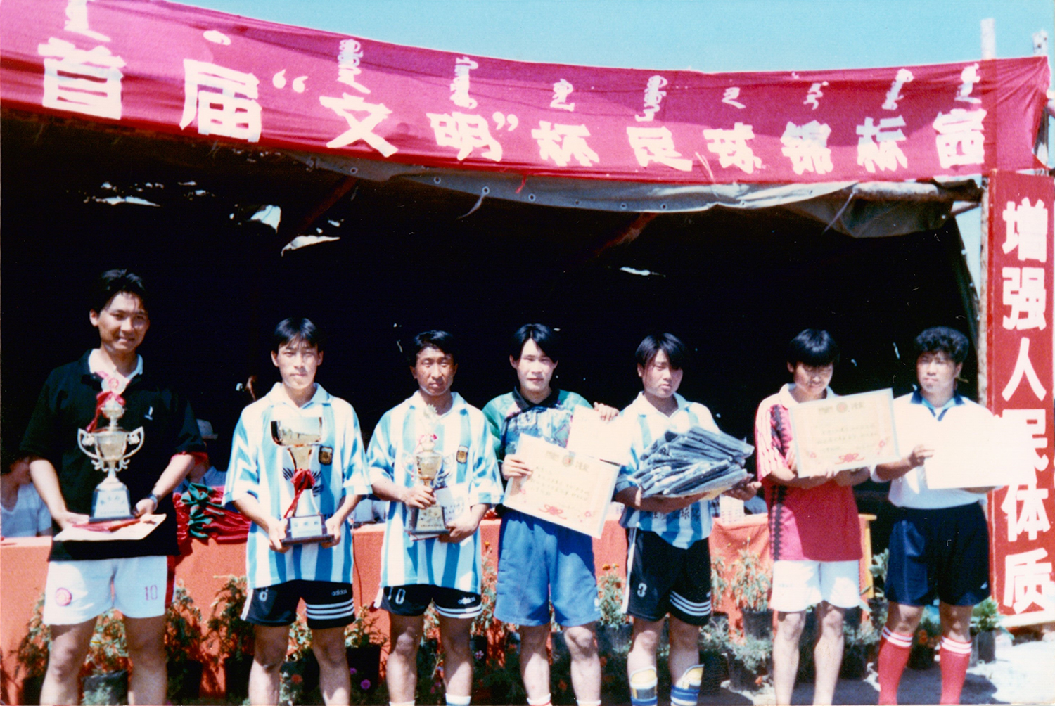 鄂温克雄鹰，展翅翱翔