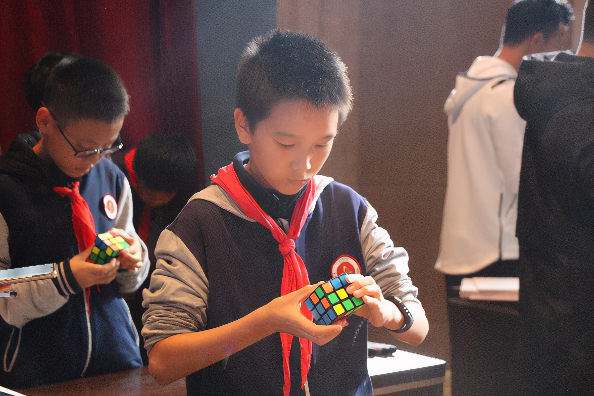 筑梦AI,智竞未来——天府七中科创体育节之科技活动回顾