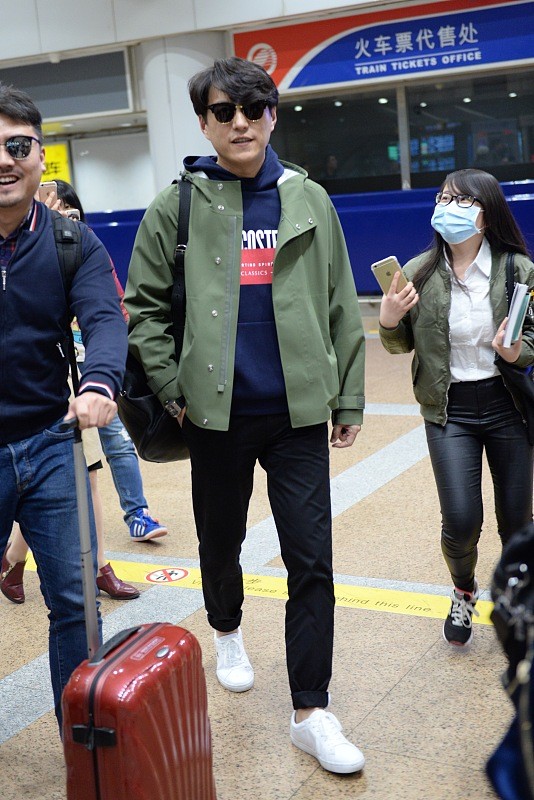 靳东穿搭大衣,西装革履的靳东帅气