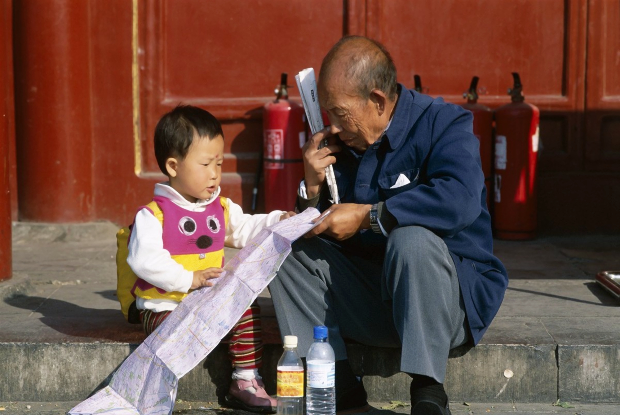 孙子外孙一字之差,老人给“压岁钱”差太多,宝爸气不过当场离席