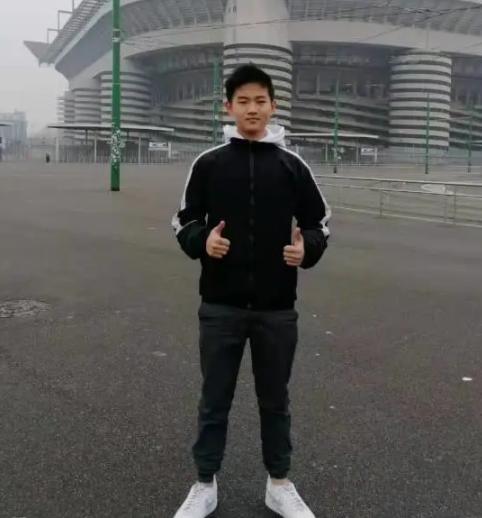 中国小将加盟ac米兰,中国小将被降服对手侮辱