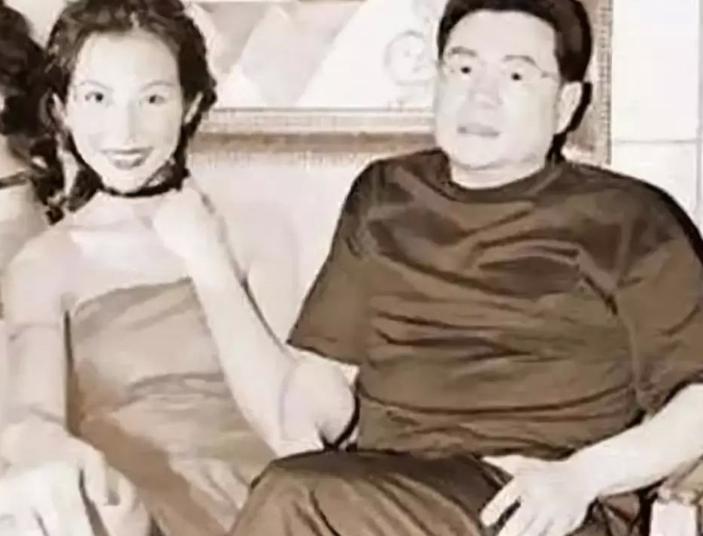 66岁刘銮雄花3亿换肾，37岁妻子为他生三胎，直接送了24套房子