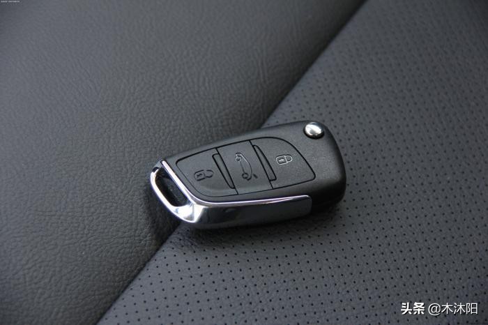 车钥匙丢了停在路上怎么办,车钥匙丢了怎么解决