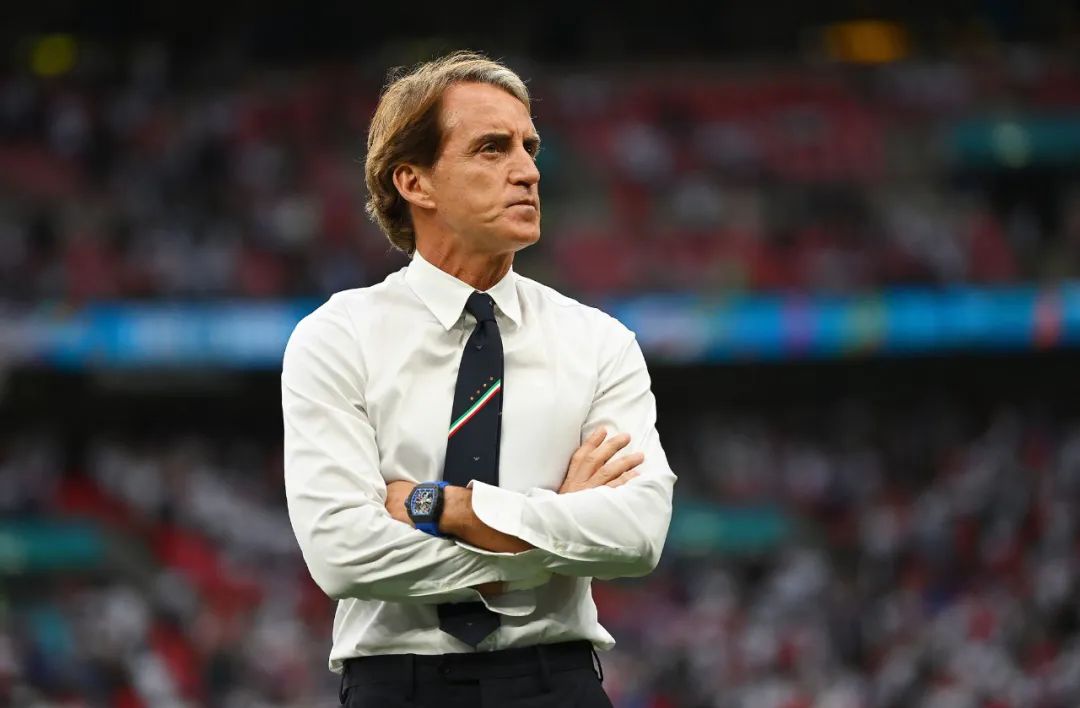 56岁教练才是意大利队最帅男人!穿LP戴百万RM,老男人不油腻典范