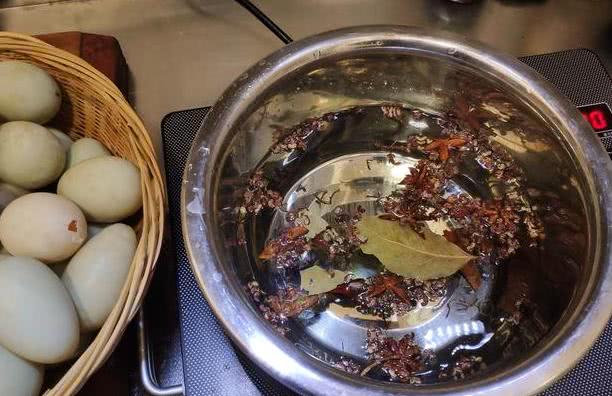 起沙流油的咸鸭蛋美味好吃,怎样腌出流油好吃的咸鸭蛋