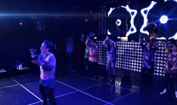 年均66岁的豹纹大妈团火了！唱rap，跳电音，连总理都点赞