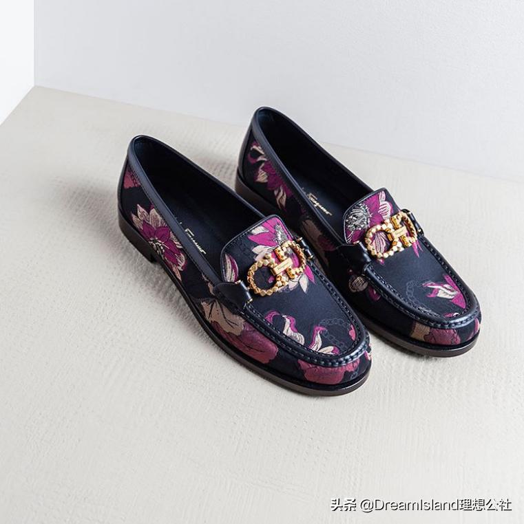 街拍白色乐福鞋,达妹街拍图文