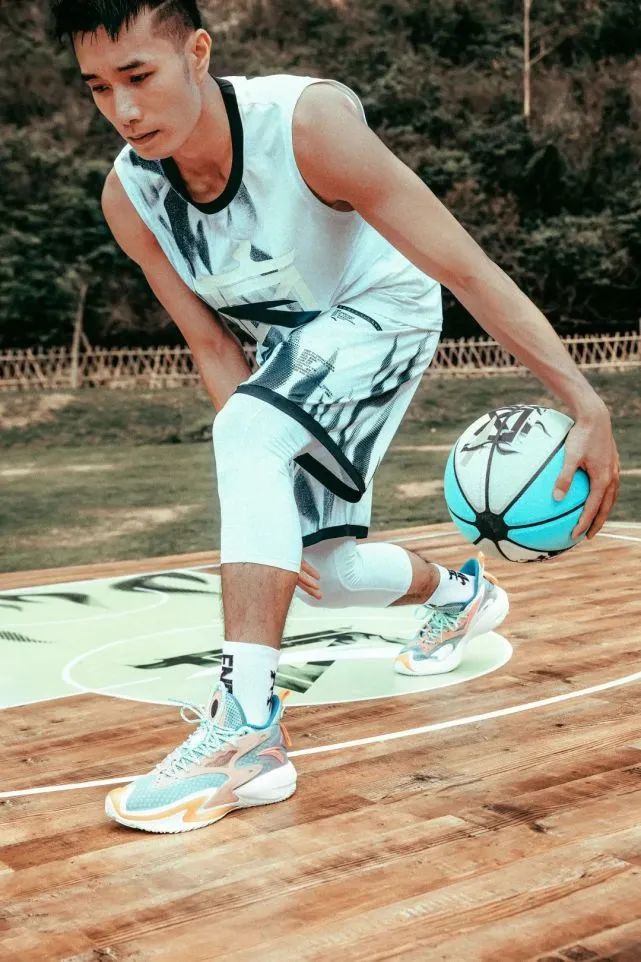 安踏新十年战略下的创造共生价值,安踏要疯5狂潮3传承开箱