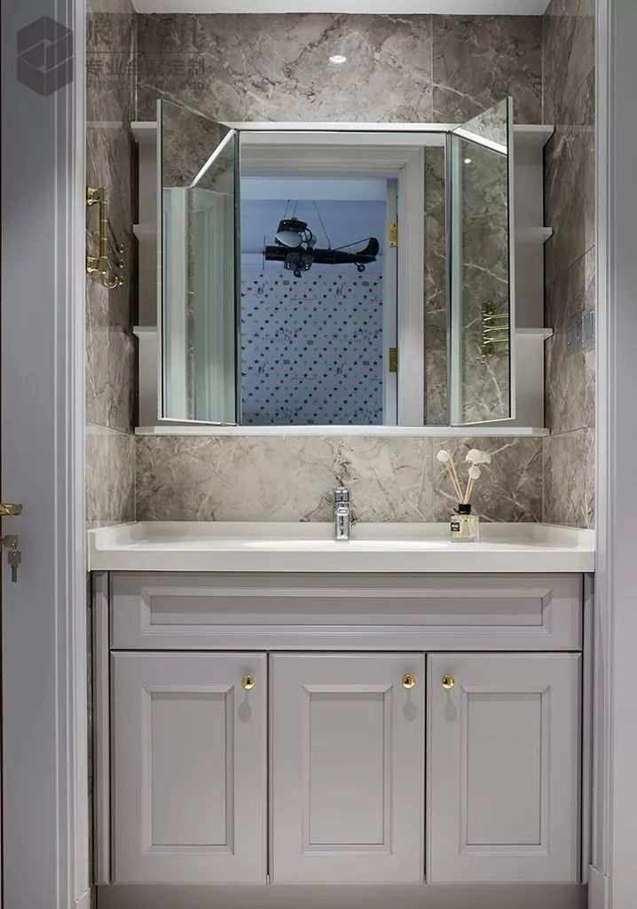 卫生间圆镜子加镜柜效果图,卫生间智能镜柜一体选哪种