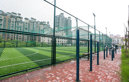 从牢笼到幸福的旅程,从牢笼到另一个牢笼