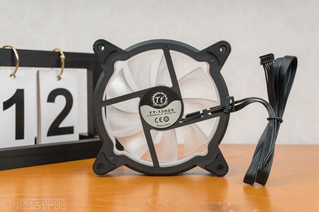 打造一款外观漂亮的机箱,从更换风扇开始——Tt玲珑RGB机箱风扇