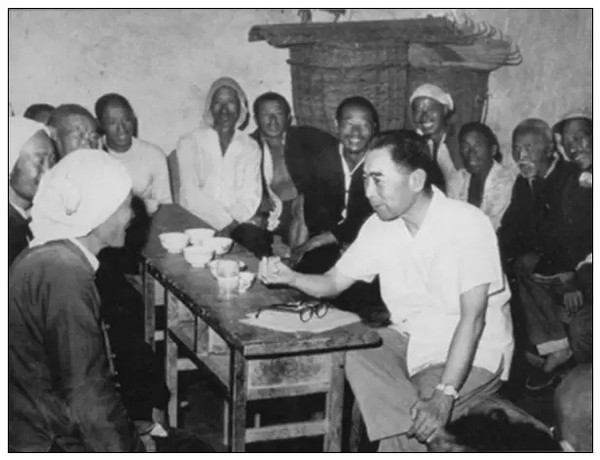 周恩来最后一个春节，病情恶化做完大手术，挂念患病的矿工和学者