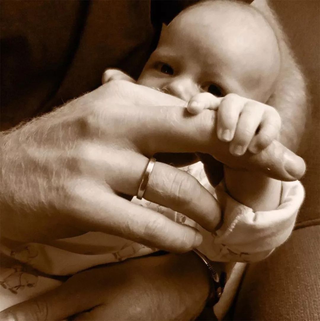 菲利普亲王劝哈里不要娶演员，但孙子执着爱梅根，98岁爷爷也没辙