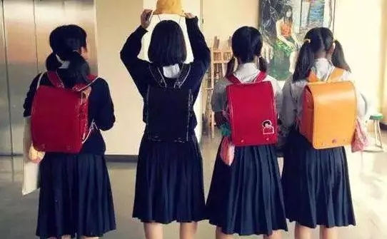 怎么才能把很丑的校服穿出氛围感,很丑的校服如何穿出少年感
