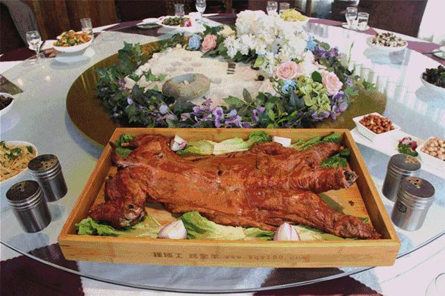 烧烤烤全羊的制作全过程,新疆烤羊肉串与内蒙烤全羊