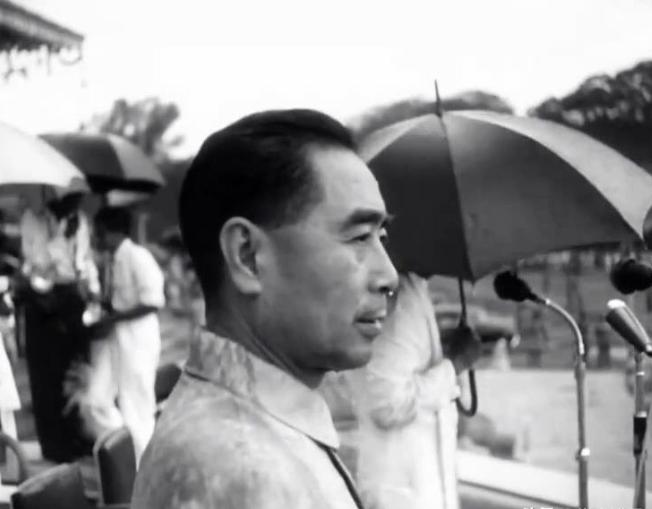 美国记者与周恩来握手，故意掏手帕不停擦手，周总理一招轻松反击