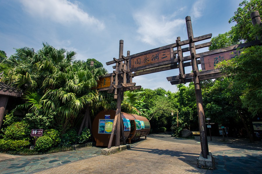 华侨城瀑布酒店房+餐+票，全部只要499！景区VIP通道免排队等你来