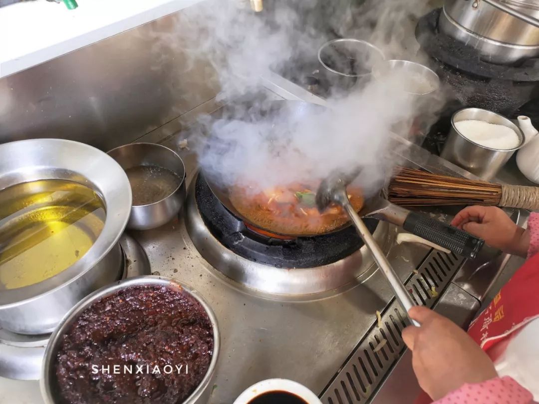 一上午走了1万步，探访5家人气爆棚的小店，不但吃撑还差点被人打