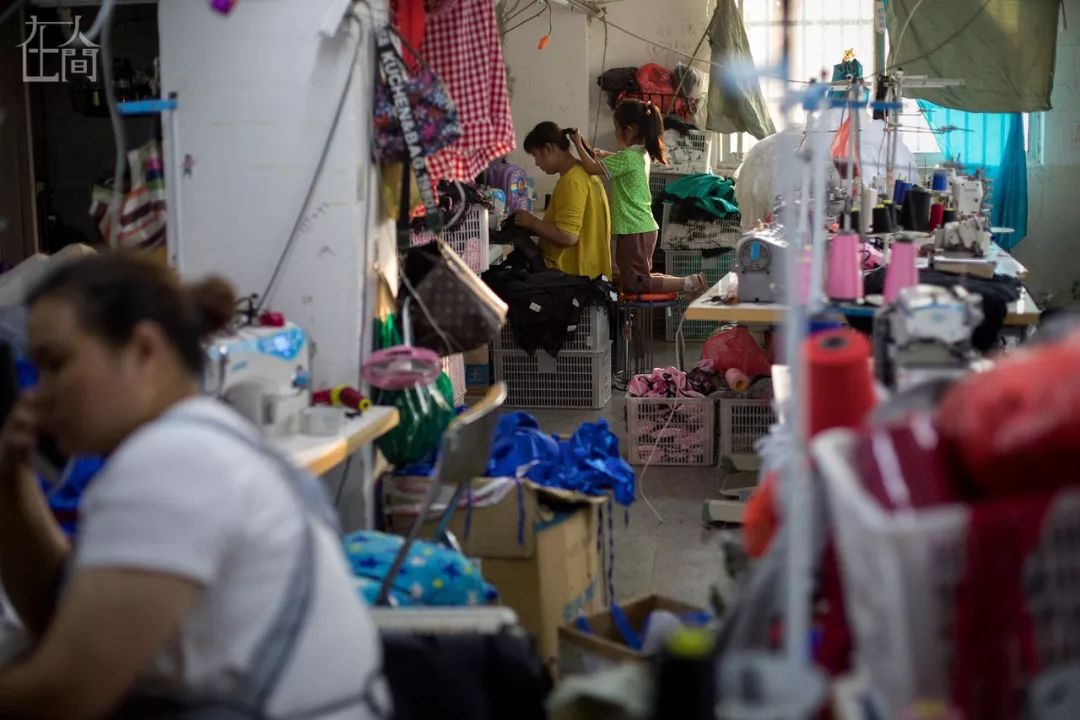 在人间丨情趣内衣小镇的乡村女工，每天往返于工厂与田地之间